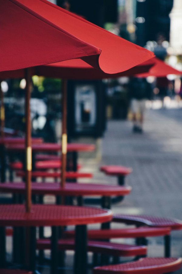 Parasol restaurant : l'ombre parfaite pour vos repas en plein air